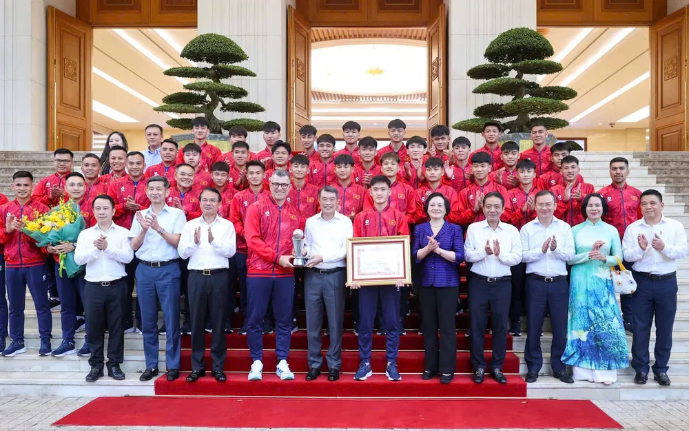 Thủ tướng Lê Minh Hưng gặp mặt, chúc mừng đội tuyển bóng đá nam U17 Việt Nam. Ảnh: VIẾT CHUNG 