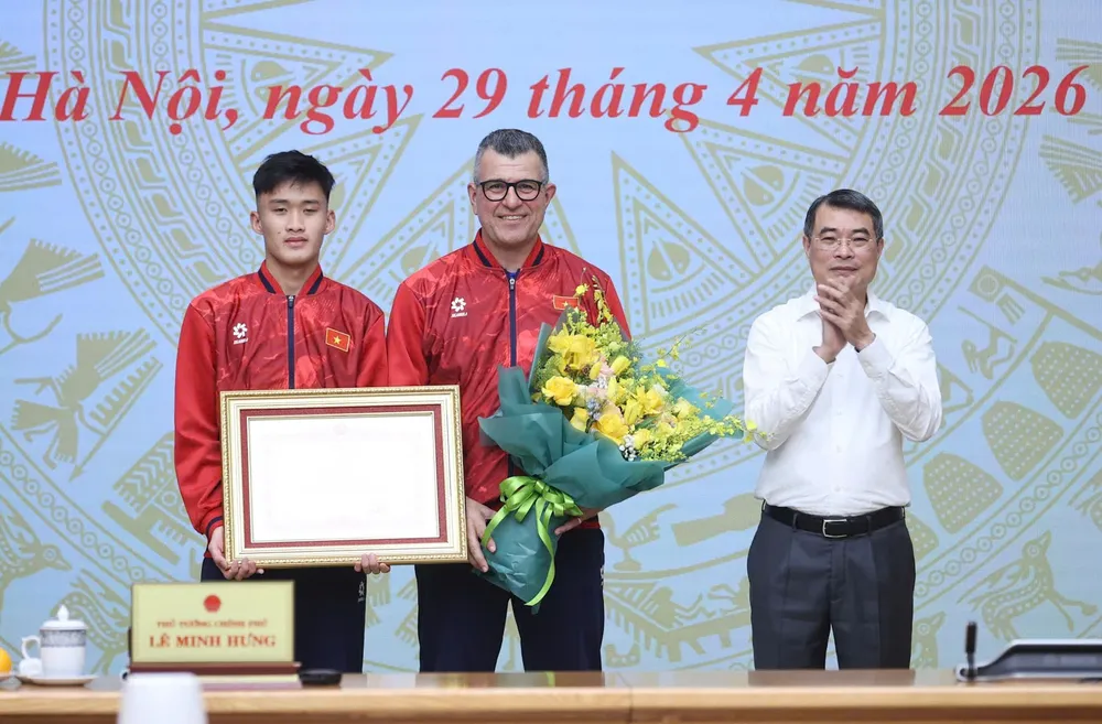 Thủ tướng Lê Minh Hưng tặng bằng khen và chúc mừng đội tuyển bóng đá nam U17 Quốc gia Việt Nam.jpg