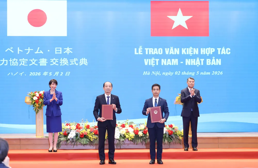Thủ tướng Lê Minh Hưng và Thủ tướng Takaichi Sanae chứng kiến lễ trao văn kiện hợp tác giữa hai nước, sáng 2-5. Ảnh: QUANG PHÚC