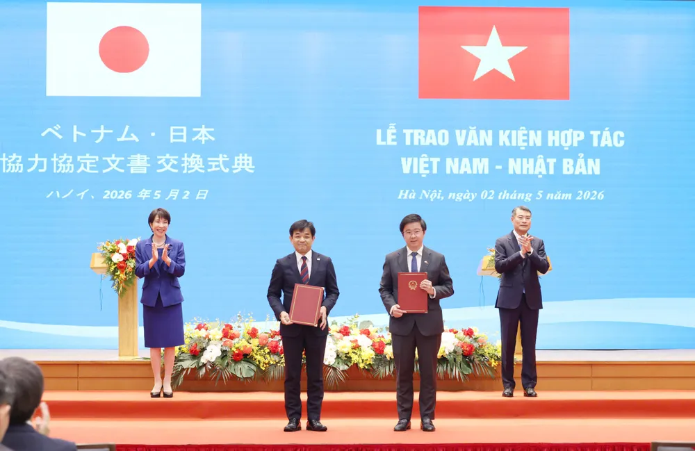 Thủ tướng Lê Minh Hưng và Thủ tướng Takaichi Sanae chứng kiến lễ trao văn kiện hợp tác giữa hai nước, sáng 2-5. Ảnh: QUANG PHÚC