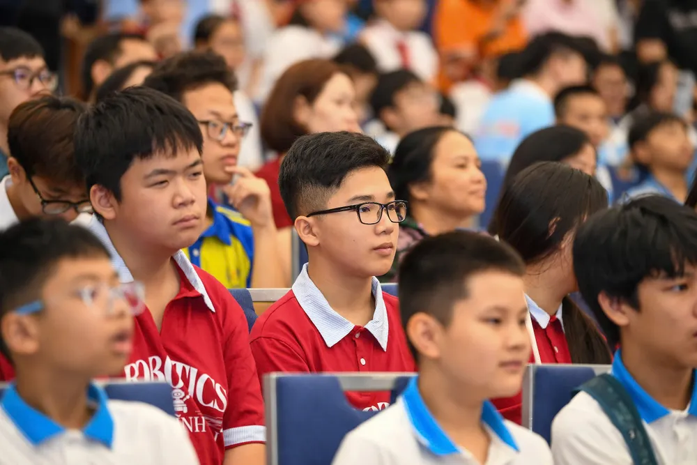 đông đảo các em học sinh tham dự.jpg