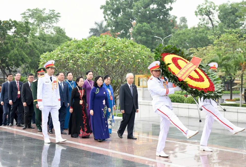 Đoàn đại biểu dự Đại hội đại biểu toàn quốc Mặt trận Tổ quốc Việt Nam lần thứ XI, nhiệm kỳ 2026-2031 đặt vòng hoa tại Đài tưởng niệm các Anh hùng liệt sĩ, đường Bắc Sơn, Hà Nội, sáng 11-5. Ảnh VIẾT CHUNG.jpg