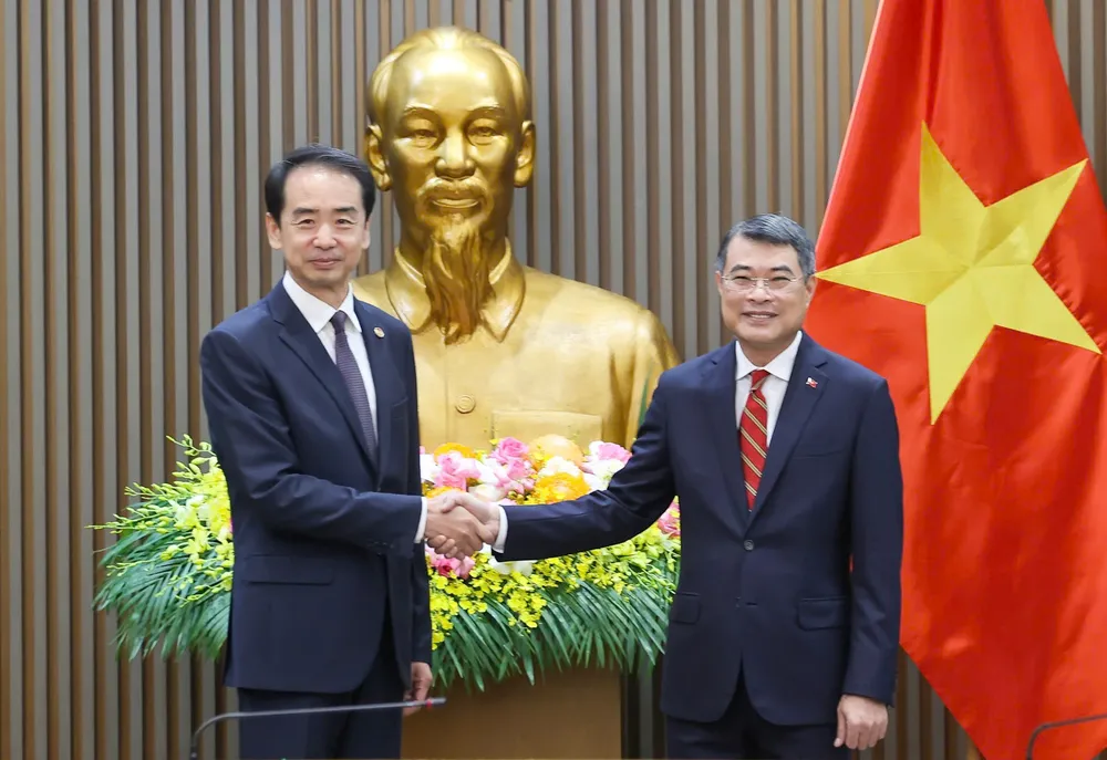 Thủ tướng Lê Minh Hưng tiếp đồng chí Hà Vĩ, Đại sứ đặc mệnh toàn quyền nước Cộng hòa nhân dân Trung Hoa tại Việt Nam, chiều 12-5. Ảnh VIẾT CHUNG