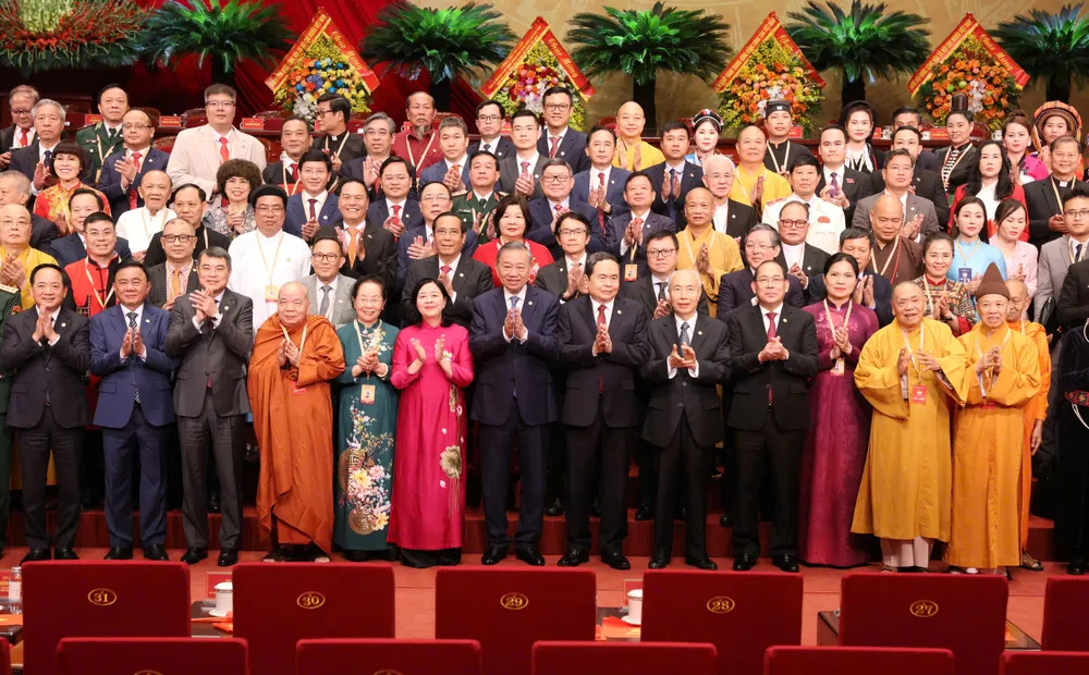 Tổng Bí thư, Chủ tịch nước Tô Lâm và các đồng chí lãnh đạo, nguyên lãnh đạo Đảng, Nhà nước cùng các đại biểu dự đại hội, sáng 12-5. Ảnh QUANG PHÚ.jpg