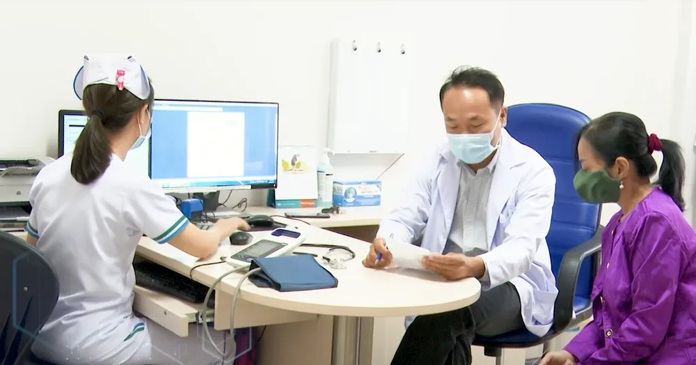Người dân khám bệnh tại một cơ sở y tế