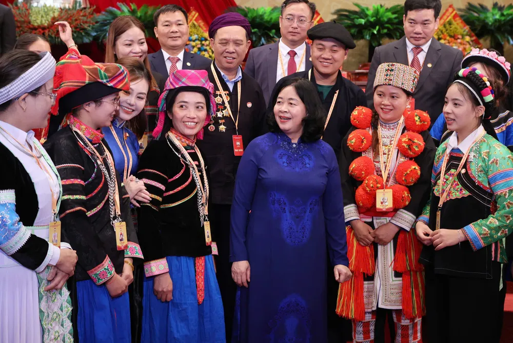 Chủ tịch Ủy ban Trung ương MTTQ Việt Nam Bùi Thị Minh Hoài trao đổi với các đại biểu tại phiên bế mạc đại hội, sáng 13-5.  Ảnh QUANG PHÚ.jpg