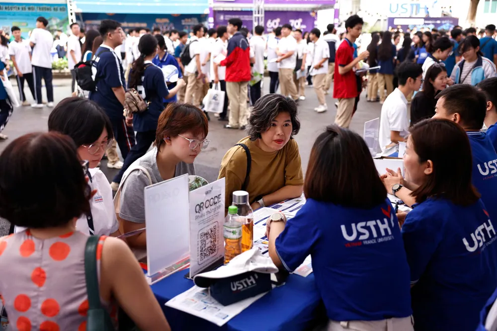 Đại diện các trường đại học tư vấn tuyển sinh.jpg