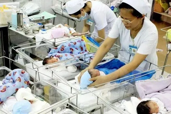 Từ 1-1-2027, phụ nữ sinh đủ 2 con trước 35 tuổi được hỗ trợ tối thiểu 2 triệu đồng