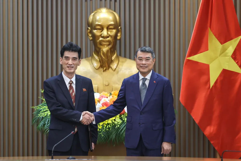 Thủ tướng Chính phủ Lê Minh Hưng tiếp đồng chí Ri Sung Guk, Đại sứ đặc mệnh toàn quyền nước Cộng hòa Dân chủ Nhân dân Triều Tiên tại Việt Nam.jpg