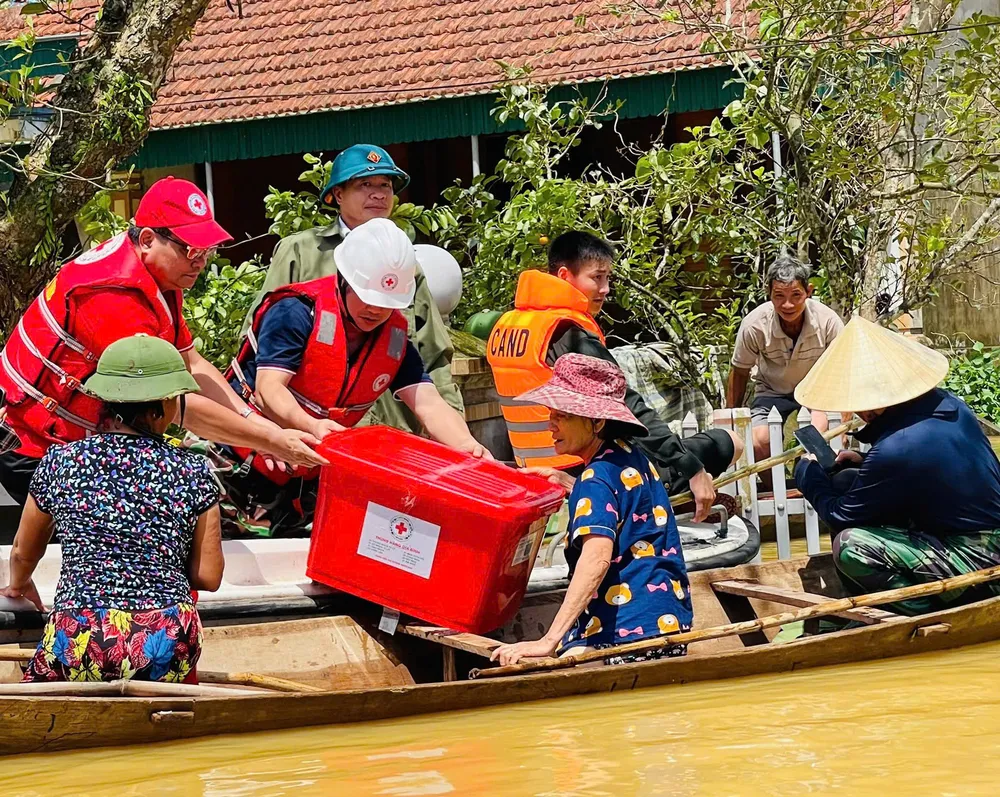 Hội Chữ thập đỏ Việt Nam tích cực tham gia hỗ trợ kịp thời đồng bào bị ảnh hưởng bởi mưa lũ năm 2025. Ảnh: VGP