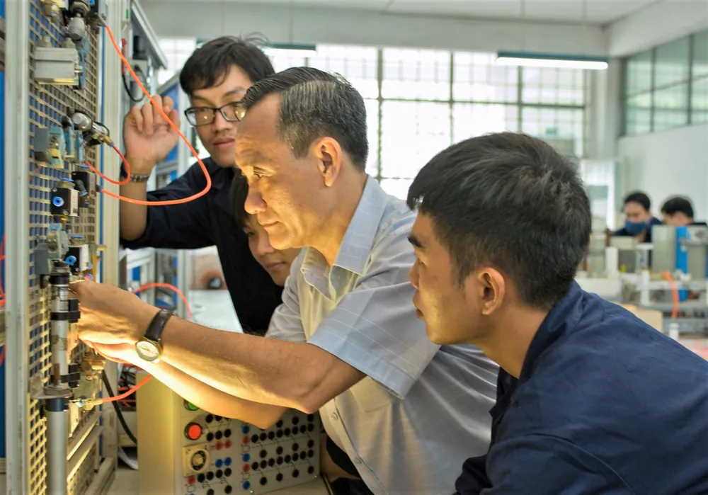 Thầy và trò ngành Điện - Điện tử Trường ĐH Bách khoa (ĐHQG TPHCM) trong giờ thực hành tại phòng thí nghiệm. Ảnh: THANH HÙNG