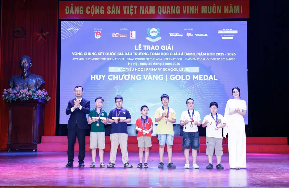 Các thí sinh đoạt giải tại Cuộc thi Đấu trường toán học châu Á bằng tiếng Anh năm 2026. Ảnh: THANH HÀ