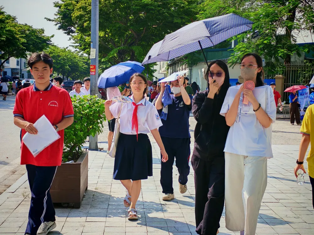 Thí sinh Hà Nội hoàn thành môn thi thứ 2 vào lớp 10 công lập năm học 2026-2027. Ảnh: TRẦN LƯU
