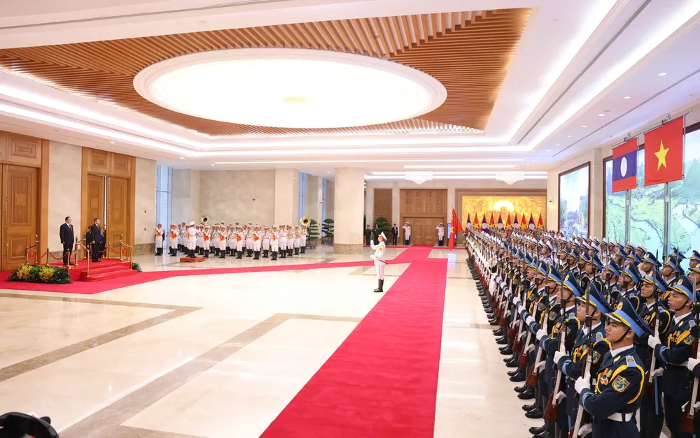 Thủ tướng Lê Minh Hưng chủ trì lễ đón Thủ tướng nước Cộng hòa Dân chủ Nhân dân Lào Sonexay Siphandone, chiều 7-6. Ản QUANG PHÚC.jpg