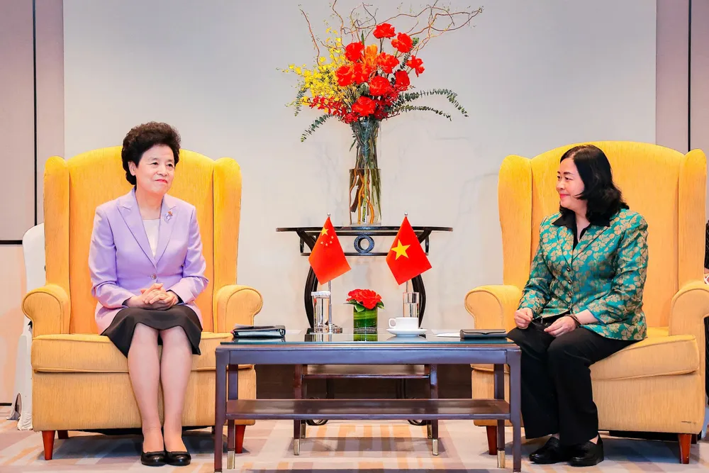 Đồng chí Bùi Thị Minh Hoài, Chủ tịch Ủy ban Trung ương MTTQ Việt Nam (bìa phải) và đồng chí Hàm Huy, Phó Chủ tịch Chính hiệp toàn quốc Trung Quốc. Ảnh: DIỆP HƯƠNG
