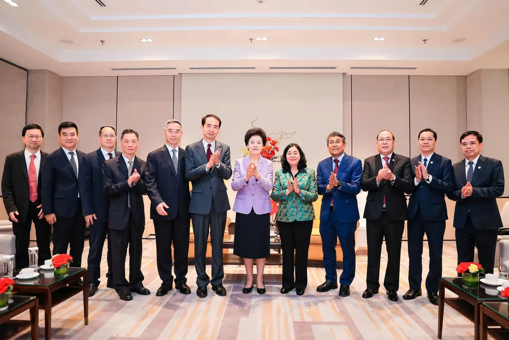 Bà Bùi Thị Minh Hoài, Ủy viên Bộ Chính trị, Bí thư Trung ương Đảng, Chủ tịch Ủy ban Trung ương Mặt trận Tổ quốc Việt Nam thân mật tiếp bà Hàm Huy, Phó Chủ tịch Chính hiệp toàn quốc Trung Quốc.jpg