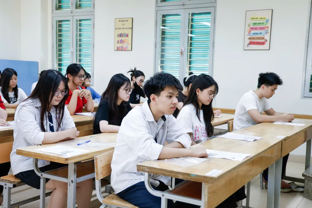 Thí sinh làm thủ tục dự thi kỳ thi tốt nghiệp THPT năm 2026 tại điểm thi Trường THCS Trưng Vương, phường Cửa Nam, Hà Nội, chiều 10-6. Ảnh: VIẾT CHUNG