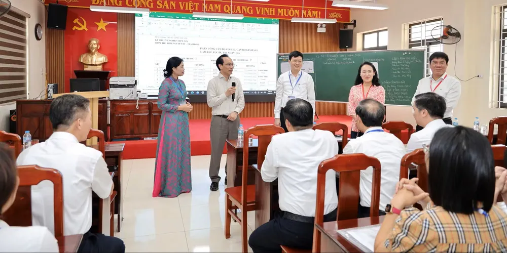 Bộ trưởng cũng trực tiếp đến các phòng thi gặp gỡ giám thị, thí sinh, thăm hỏi và động viên các em trước khi bước vào Kỳ thi tốt nghiệp THPT năm 2026..jpg