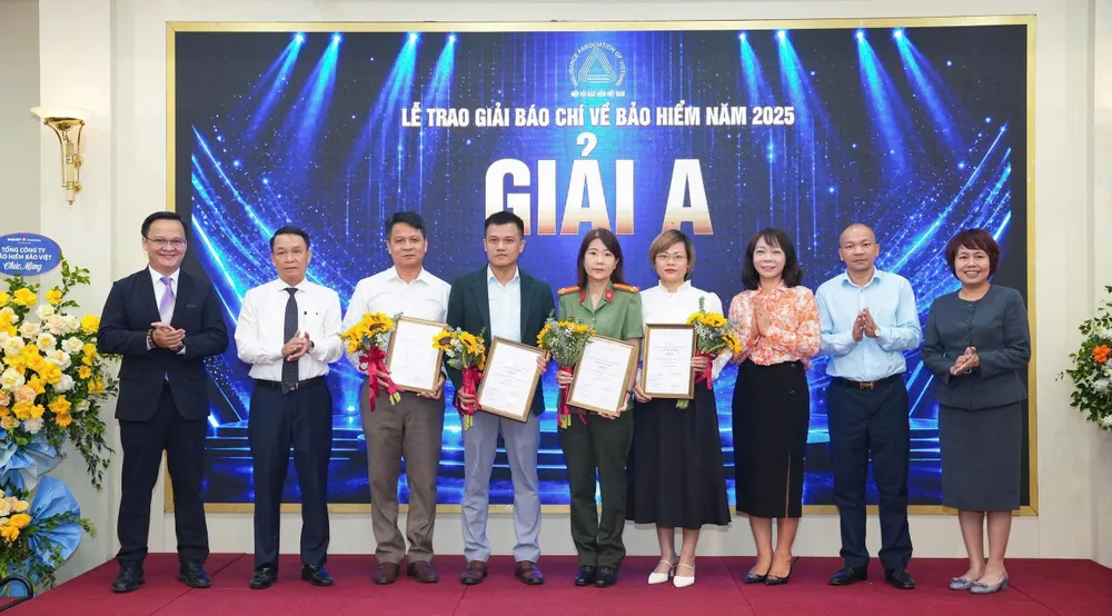 Các tác giả đoạt Giải A tại lễ trao Giải báo chí về Bảo hiểm năm 2025. Ảnh: HÀ NGUYỄN