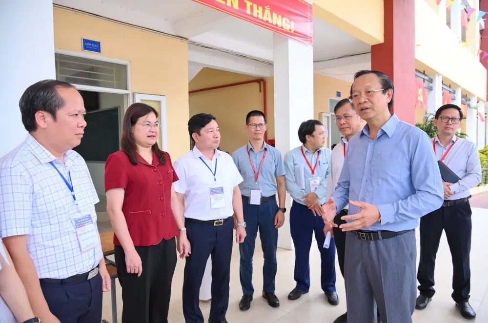 hứ trưởng Thường trực Phạm Ngọc Thưởng kiểm tra điểm thi Trường THPT A Thanh Liêm, tỉnh Ninh Bình.jpg