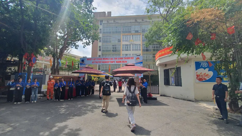 Thí sinh đến làm thủ tục dự thi tại Trường THPT Kim Liên, Hà Nội. Ảnh: QUỐC KHÁNH