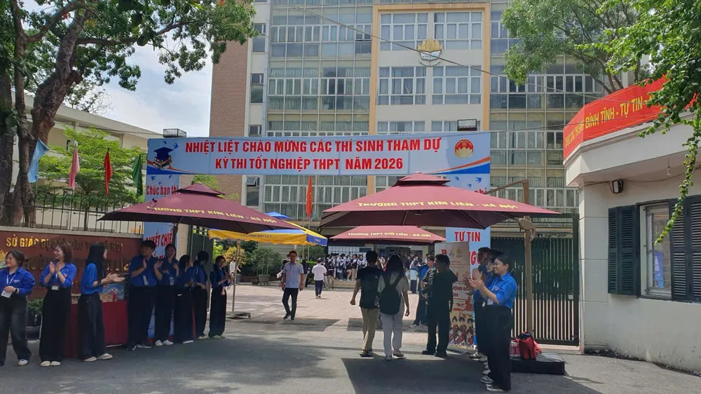 Thí sinh đến làm thủ tục dự thi tại Trường THPT Kim Liên, Hà Nội. Ảnh: QUỐC KHÁNH