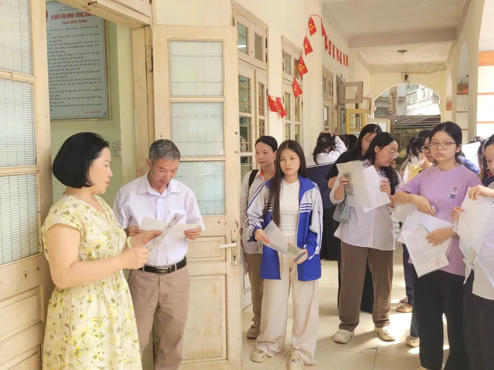 Thí sinh đến làm thủ tục dự thi tại Trường THCS Văn Yên, Hà Nội. Ảnh: PHAN THẢO