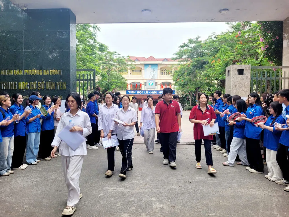 Thí sinh đã hoàn thành ngày thi đầu tiên với 2 môn Toán- Văn. Ảnh: LÂM NGUYÊN