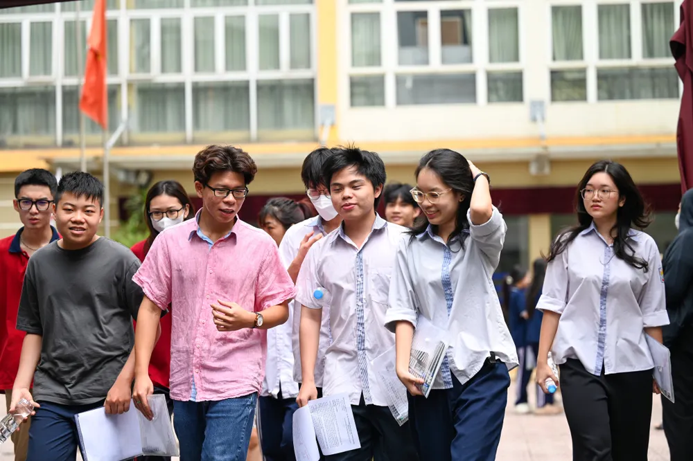 Thí sinh dự thi tại điểm thi Trường THPT Kim Liên, Hà Nội. Ảnh: ĐỖ TRUNG