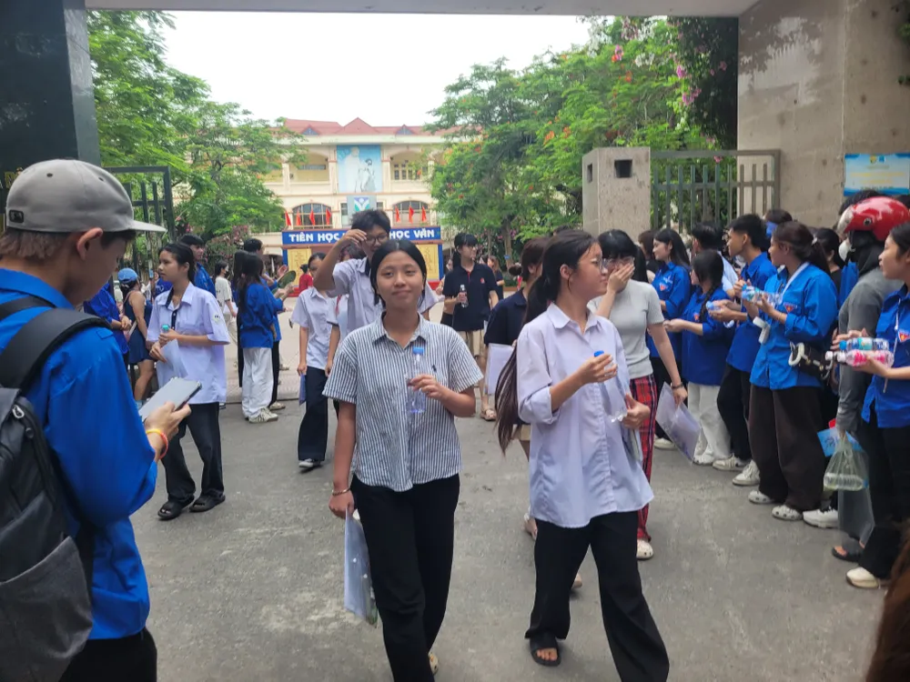 Thí sinh Hà Nội hoàn tất buổi thi thứ 2. Ảnh: LÂM NGUYÊN 