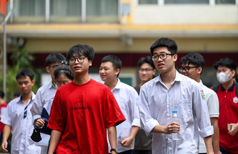 Thí sinh Hà Nội tự tin bước vào môn thi Toán. Ảnh: ĐỖ TRUNG
