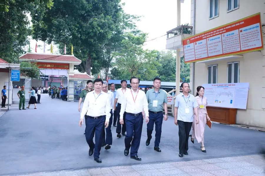 Bộ trưởng Hoàng Minh Sơn và đoàn công tác thăm Điểm thi Trường THPT Kim Động (Hưng Yên) trước giờ thi buổi sáng. Ảnh: ĐÌNH TUỆ