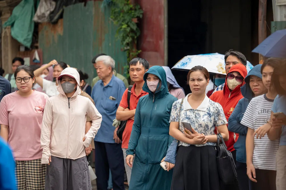 Phụ huynh Hà Nội ngóng con trong buổi thi cuối. Ảnh: ĐỖ TRUNG
