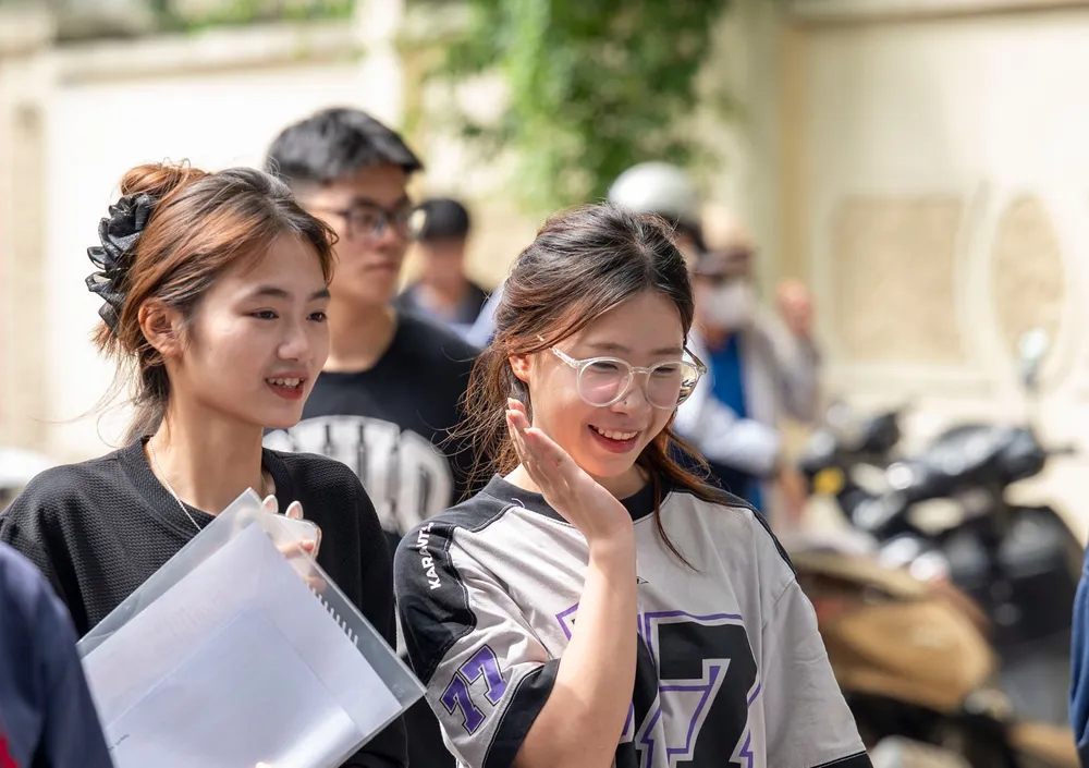 Thí sinh vui vẻ hoàn thành buổi thi cuối của kỳ thi tốt nghiệp THPT năm 2026 với các môn thi tự chọn. Ảnh: ĐỖ TRUNG