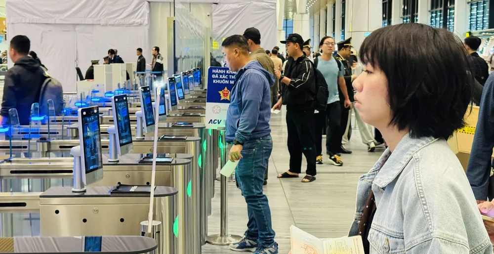 Hành khách làm thủ tục xác thực khuôn mặt tại sân bay. Ảnh: ĐÌNH DƯ