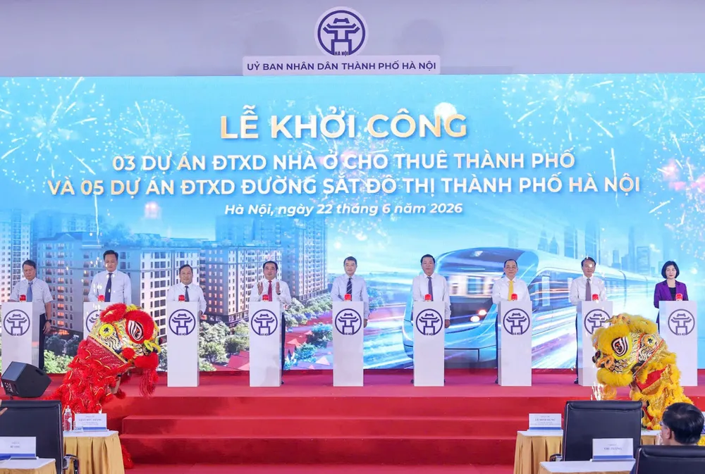 Ngày 22-6, Thủ tướng Lê Minh Hưng và các đại biểu bấm nút khởi công 5 tuyến đường sắt đô thị và 3 dự án nhà ở cho thuê ở Hà Nội. Ảnh: VIẾT CHUNG