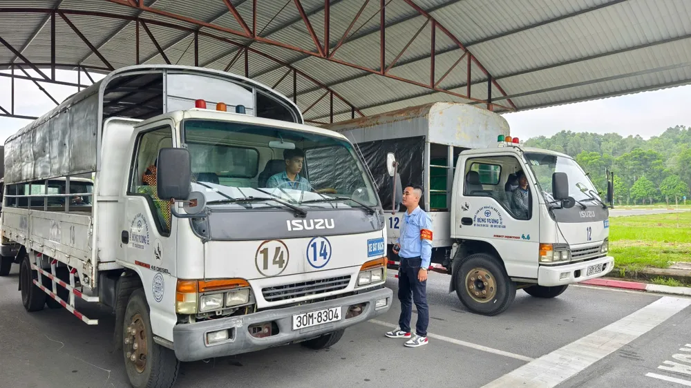 Các thí sinh chuẩn bị sát hạch lái xe. Ảnh: LAM HOÀNG