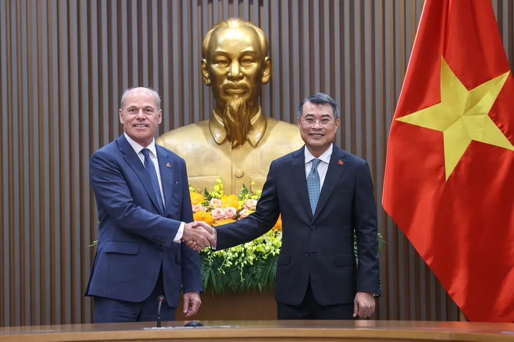 Thủ tướng Chính phủ Lê Minh Hưng tiếp Đại sứ Canada tại Việt Nam Jim Nickel.jpg