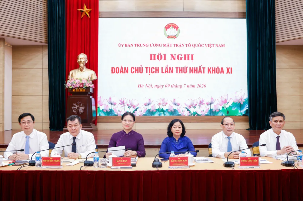 Các đồng chí lãnh đạo Ủy ban Trung ương MTTQ Việt Nam chủ trì hội nghị. Ảnh: QUANG VINH