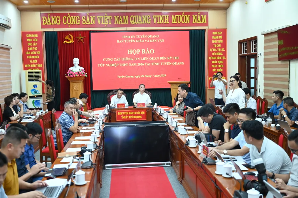 Họp báo về kết quả bài thi môn Toán cao bất thường tại điểm thi Trường THPT chuyên Tuyên Quang. Ảnh: ĐỖ TRUNG