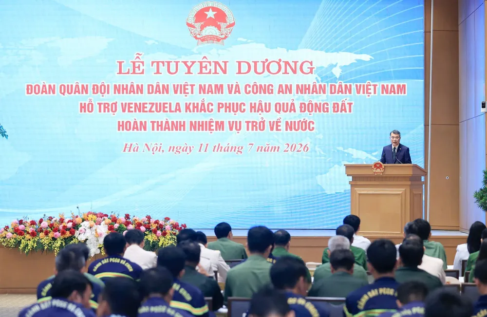 Thủ tướng Lê Minh Hưng phát biểu tại lễ tuyên dương, sáng 11-7. Ảnh VIẾT CHUNG.jpg