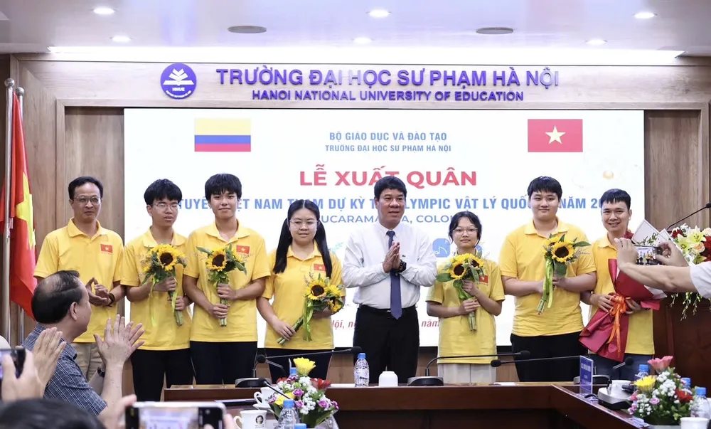 Thủ tướng Lê Minh Hưng trao Huân chương Bảo vệ Tổ quốc cho các tập thể tại lễ tuyên dương, sáng 11-7. Ảnh VIẾT CHUNG.jpg