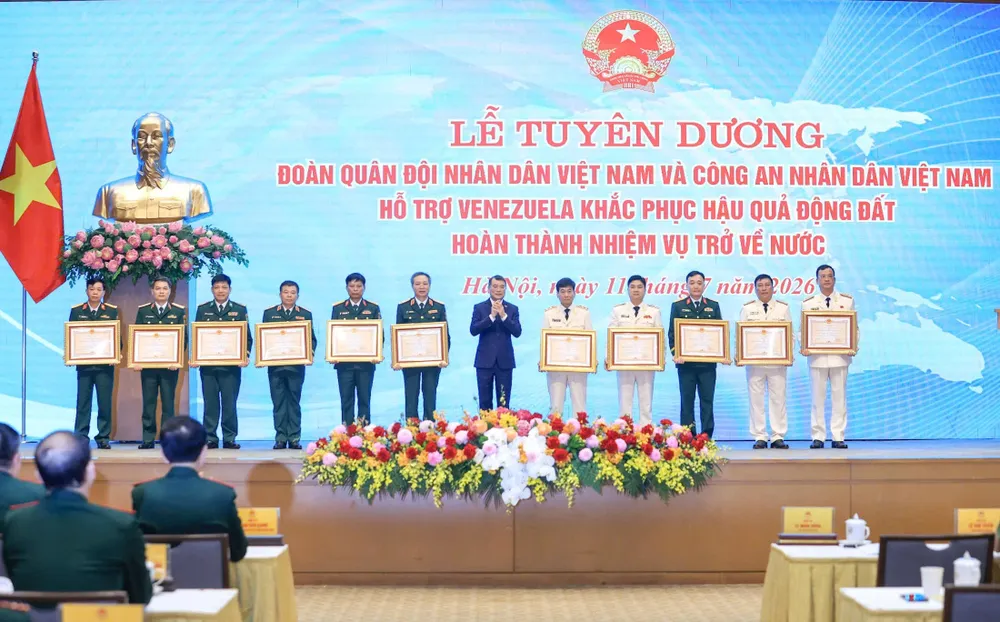 Thủ tướng Lê Minh Hưng trao Huân chương Bảo vệ Tổ quốc cho các tập thể tại lễ tuyên dương, sáng 11-7. Ảnh VIẾT CHUNG.jpg