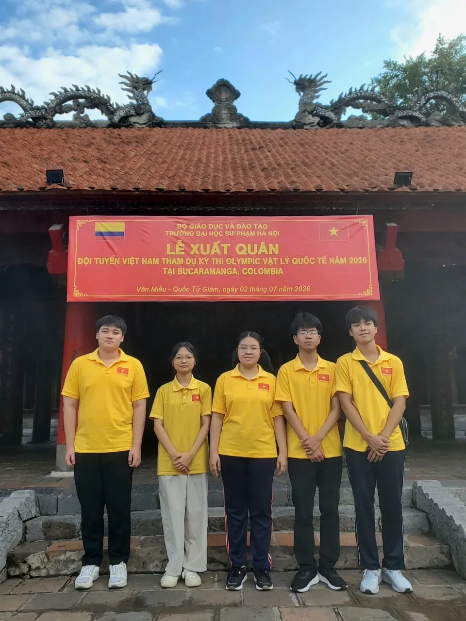 Thủ tướng Lê Minh Hưng và Đại tướng Phan Văn Giang, Phó Thủ tướng, Bộ trưởng Bộ Quốc phòng cùng các đại biểu, cán bộ, chiến sĩ tại lễ tuyên dương, sáng 11-7. Ảnh VIẾT CHUNG.jpg