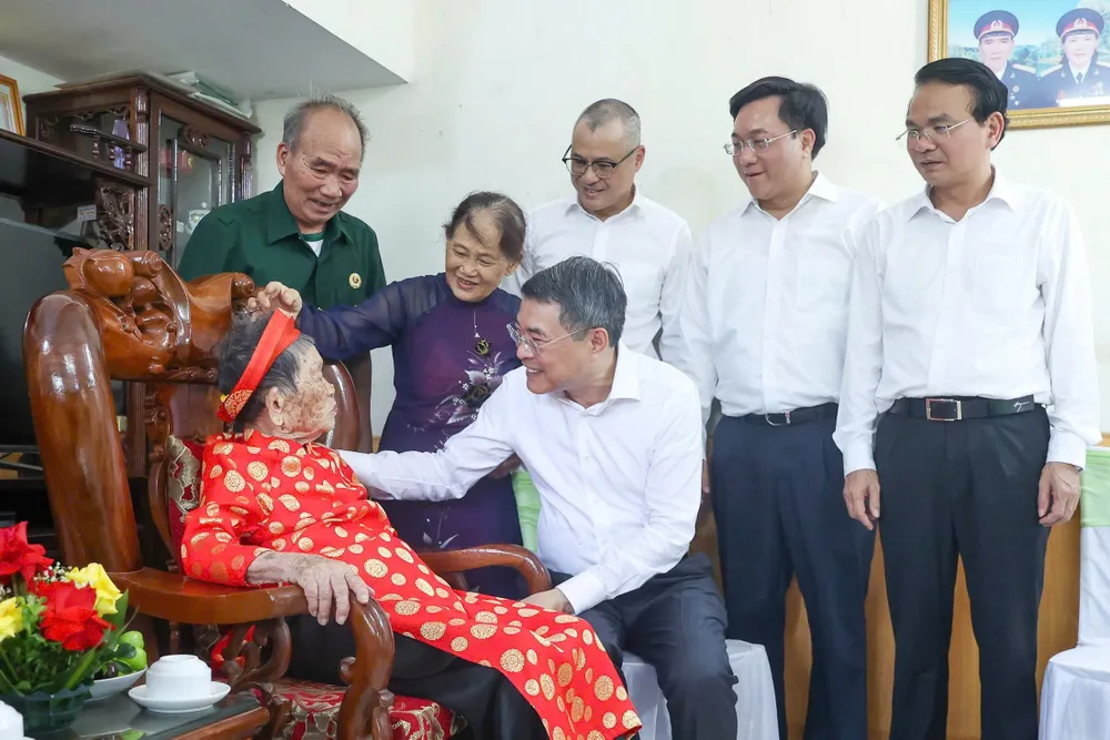Thủ tướng Lê Minh Hưng thăm hỏi, tặng quà Mẹ Việt Nam anh hùng Nguyễn Thị Phước tại phường Vân Phú, tỉnh Phú Thọ, chiều 14-7. Ảnh VIẾT CHUNG.jpg