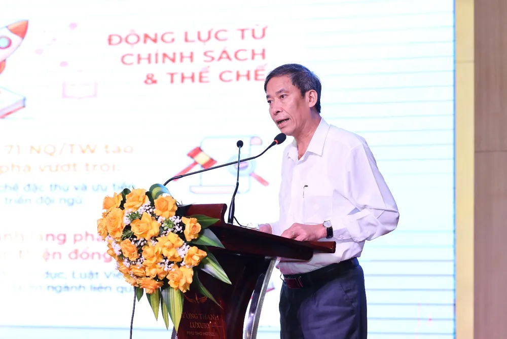 Cục trưởng Cục Nhà giáo và Cán bộ quản lý giáo dục Vũ Minh Đức báo cáo chuyên đề tại hội nghị.jpg