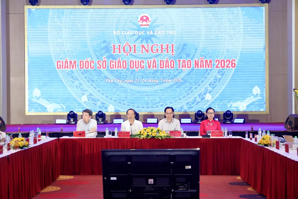 Bộ trưởng Bộ GD-ĐT Hoàng Minh Sơn và các Thứ trưởng Bộ GD-ĐT chủ trì hội nghị. Ảnh: THU MINH