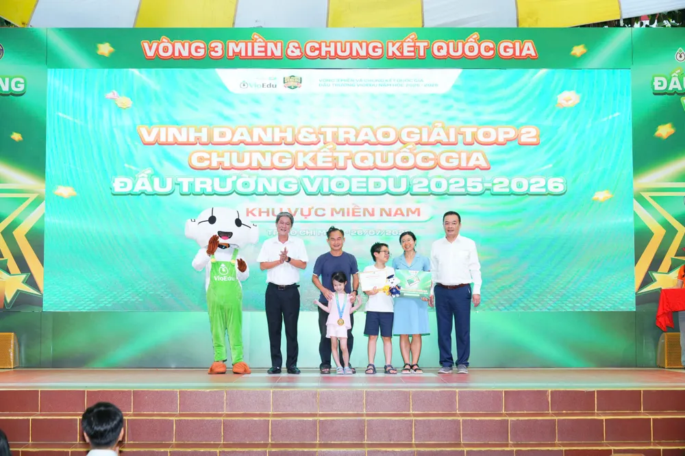 Ban tổ chức trao giải 2 toàn quốc cho thí sinh tại điểm thi TPHCM. Ảnh: LINH MAI