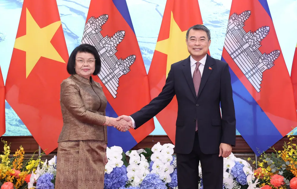 Thủ tướng Lê Minh Hưng hội kiến Chủ tịch Quốc hội Campuchia Samdech Khuon Sudary, chiều 28-7. Ảnh: QUANG PHÚC