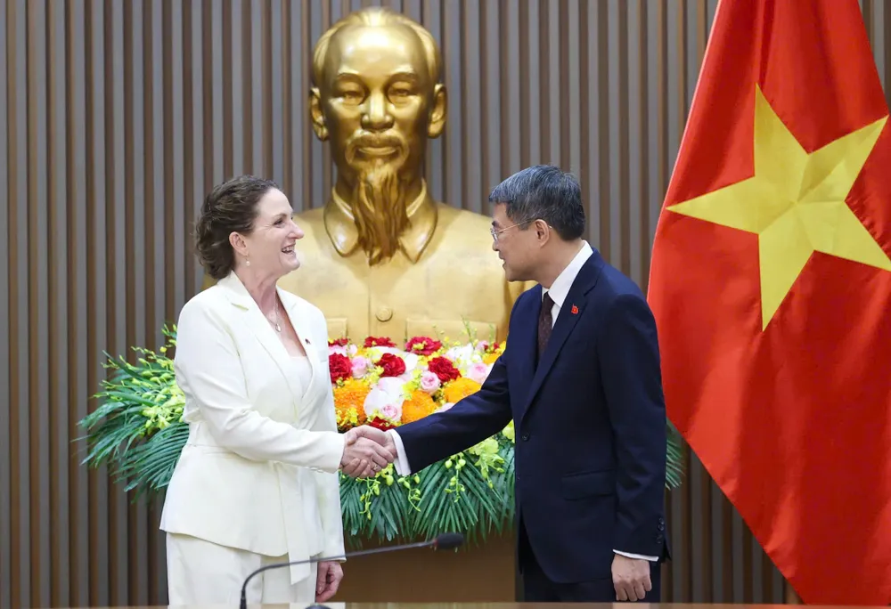 Thủ tướng Lê Minh Hưng tiếp Đại sứ New Zealand tại Việt Nam Caroline Beresford, sáng 30-7. Ảnh VIẾT CHUNG.jpg